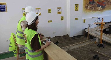Eskişehir'de "milli sevda" simülasyon oldu: Şantiye izlemek yetmedi, başına geçtiler