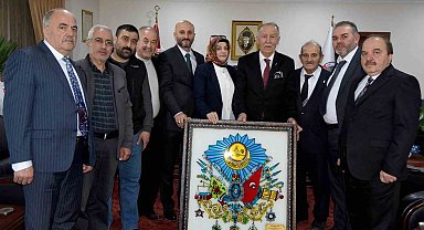 ESOB Başkanı Fırat'a 'Osmanlı devlet arması'