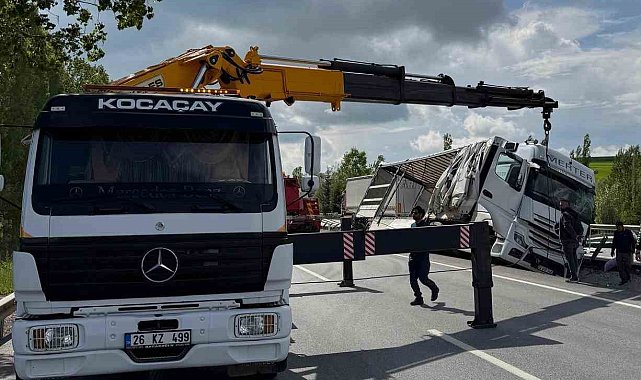 Eşya yüklü tır refüje yan yattı