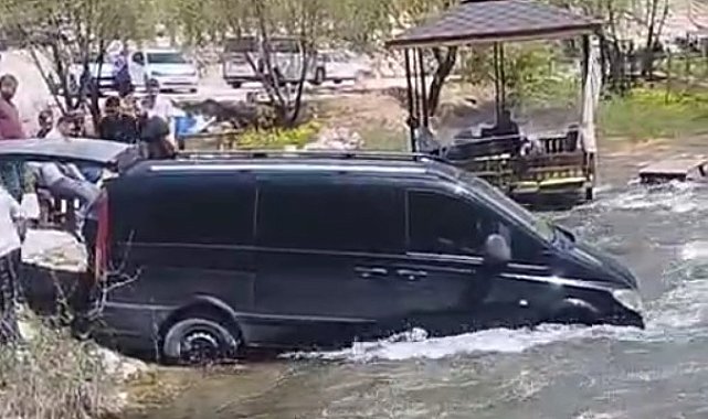 Freni boşalınca çaya giren minibüs traktör yardımıyla kurtarıldı