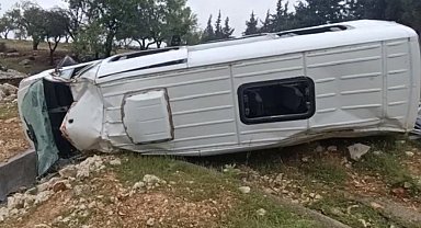Gaziantep'te kontrolden çıkan işçi servisi şarampole uçtu: 16 yaralı