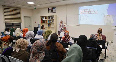 Hatice Hatun Mahalle Külliyesi Çocuk Mektebi'nde aileler eğitim seminerleri ile bilgilendiriliyor