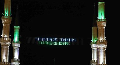 Iğdır Merkez Ulu Camii'ne dijital mahya asıldı
