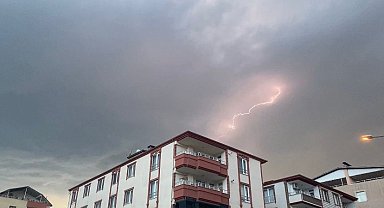 Iğdır'da şimşekler gökyüzünü aydınlattı
