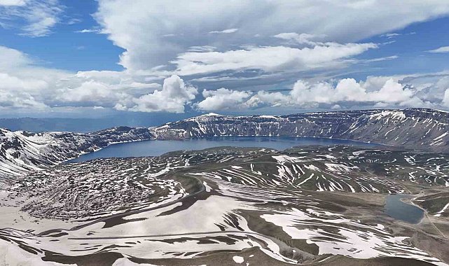 İki mevsimin bir arada yaşandığı Nemrut Krateri havadan görüntülendi