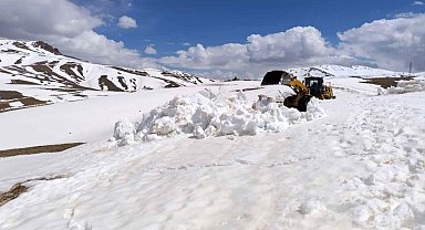 İran sınırında 3 metreyi aşan karda yol açma çalışması