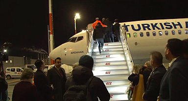 İsrail'in alıkoyduğu Küresel Sumud Filosu aktivistlerini taşıyan uçak İstanbul'a geldi
