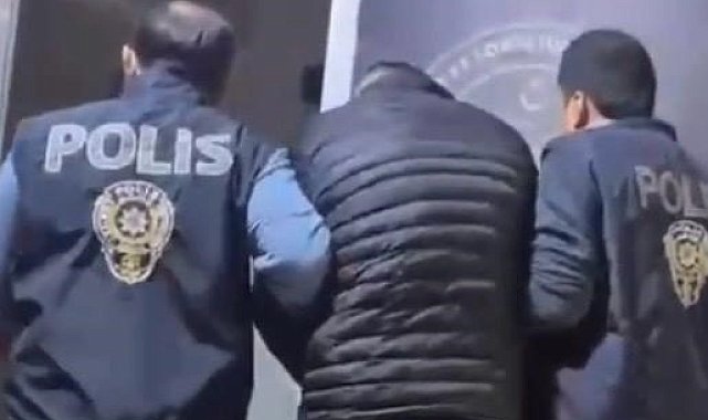 İzmir'de 50 yıl hapis cezasıyla aranan şüpheli gardıropta yakalandı