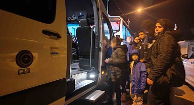 İzmir'de yarı batık halde bulunan göçmen botunda 1 çocuk hayatını kaybetti, 43 kişi kurtarıldı