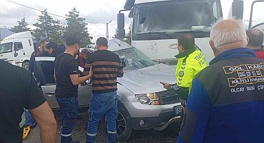 Kamyon ile otomobil çarpıştı: 1 ölü