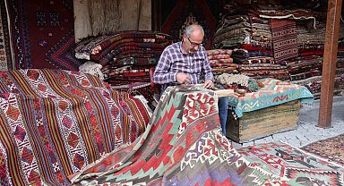 Kapadokya'da eski halılar ustaların elinde yeniden hayat buluyor