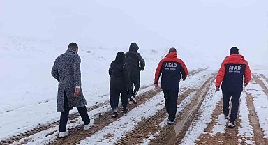Kar sebebiyle mahsur kalan vatandaşlar ekipleri seferber etti