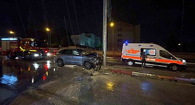 Karaman'da cip trafik levhasına çarptı: 1 yaralı