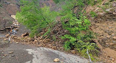 Kastamonu'da heyelan sebebiyle 5 köye ulaşım sağlanan yol kapandı