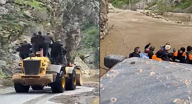 Kavaklı'da dere taştı: İşçiler kepçeyle taşındı