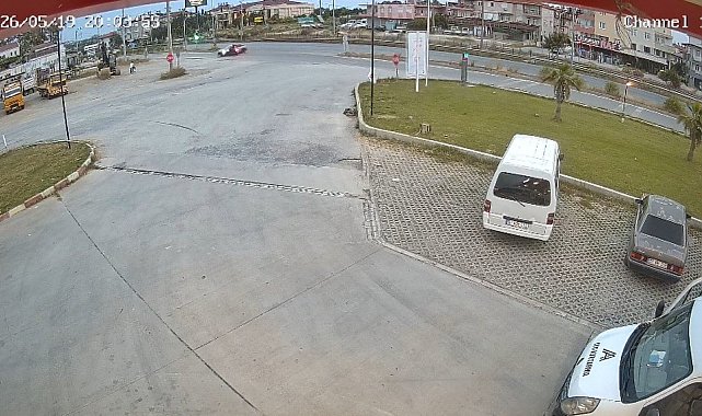 Kavşakta otomobile çarpan motosikletteki 2 kişi yaralandı