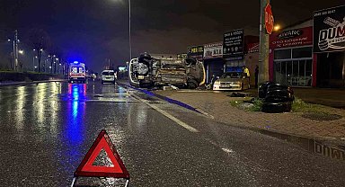 Kayseri'de otomobil park halindeki araca çarpıp yan yattı: 2 yaralı