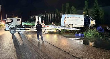 Kaza yapan kamyonet su kanalında asılı kaldı: 1 yaralı