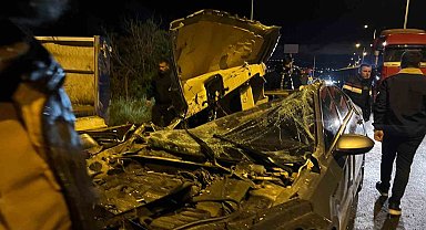 Kilis-Öncüpınar yolunda tıra çarpan otomobilde 2 kişi yaralandı