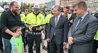 Kırıkkale'de motosiklet kazası geçiren sürücülere kask hediye edildi