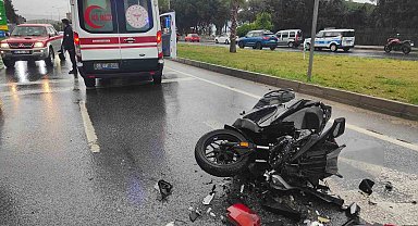 Kırmızı ışıkta bekleyen araca çarpan motosiklet sürücüsü ağır yaralandı
