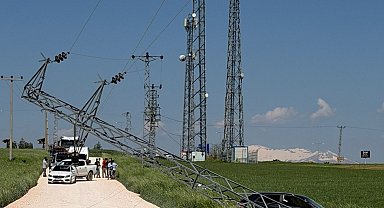Kontrolden çıkan otomobil elektrik direğine çarparak durabildi