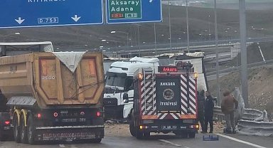 Konya'da meyve ve sebze yüklü tır bariyerlere çarptı: 1 yaralı