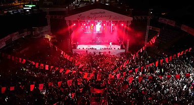 Kumluca'da festival coşkusu Poizi konseriyle devam etti