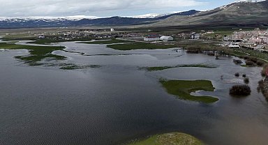 Kura Nehri taştı, tarım arazileri sular altında kaldı
