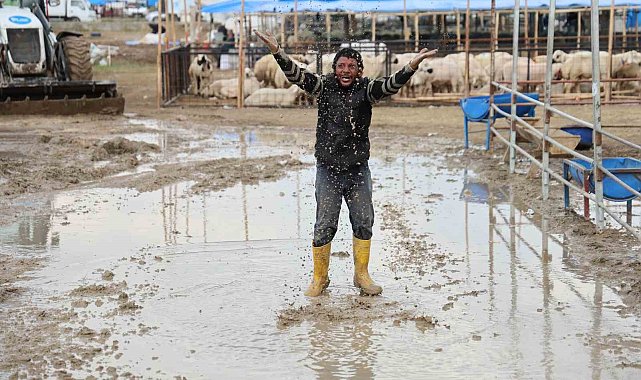 Kurban pazarlarını su bastı, besiciler belediyeye isyan etti