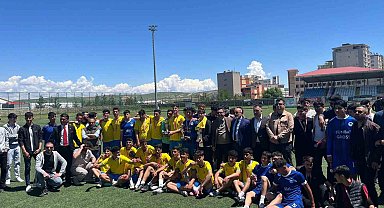 Kurtalan'da Liseler Arası Futbol Turnuvasının Şampiyonu Kayabağlar ÇPL oldu