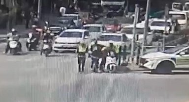 Kuryeyi polisin 'heimlich' manevrası kurtardı