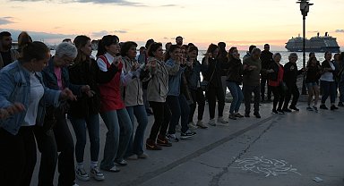 Kuşadası'nda 1 Mayıs kutlamaları Ömer Günel mitingine döndü