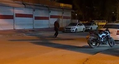 Madde bağımlısı yolun ortasında yalpalayarak ilerledi