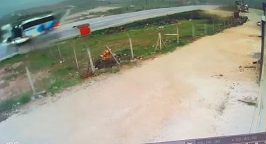 Malatya'da 3 kişinin hayatını kaybettiği otobüs kazası kamerada