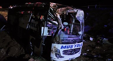 Malatya'da otobüs kazası sonrası yolcuların özel eşyaları toplandı