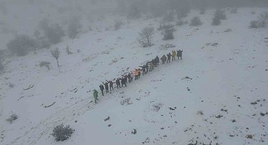 Mayıs ayında yağan karın tadını doğada yürüyerek çıkardılar