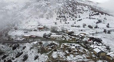 Mayısta kar sürprizi: Refahiye'de köyler beyaza büründü