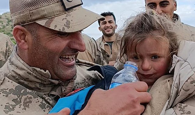 Mehmetçik'ten duygulandıran hareket