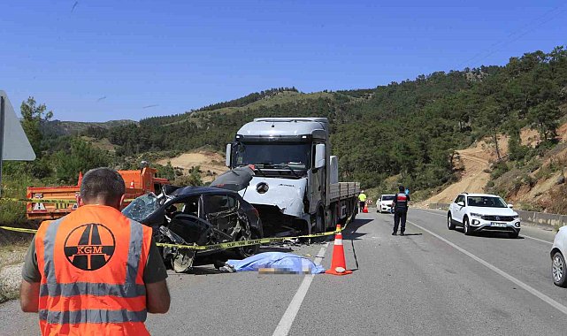 Mermer yüklü tırla kafa kafaya çarpışan otomobildeki çift hayatını kaybetti