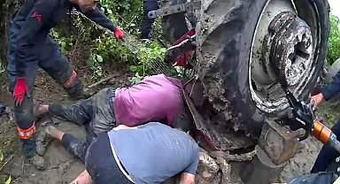 Mersin'de devrilen traktörün sürücüsü 1 saatlik çalışmayla kurtarıldı