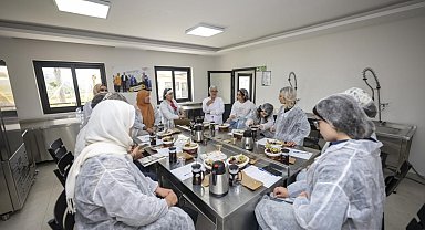 Mersin'de kadın üreticilere bitki çayı eğitimi