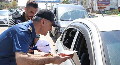 Mersin'de yoğurt ve çilek ikramlı trafik uygulaması