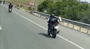 Motosikleti uzanarak süren şahıs, canını hiçe saydı