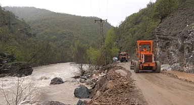 Munzur taşkını sonrası kapanan yol 2 günlük çalışmayla yeniden ulaşıma açıldı