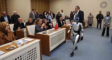 Nüfusa kayıtlı robot mecliste: Heyecanlı anlar