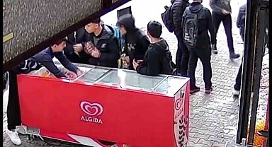 Öğrenciler dondurmaları montlarına gizleyip çaldı