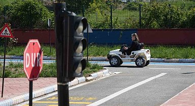 Öğrenciler trafiği sahasında öğrendi