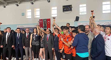 Okullar arası spor festivali coşkusu: Ödüller sahiplerini buldu