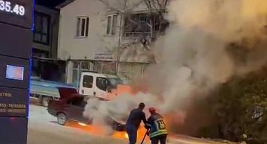 Oltu'da araç yangını korkuttu